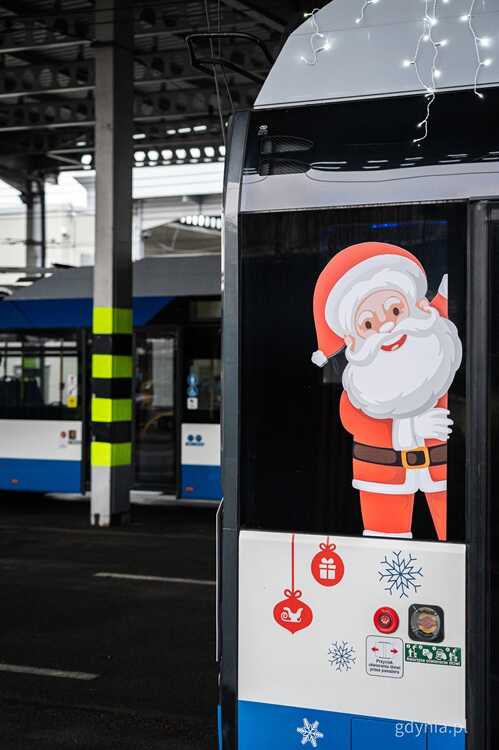 Przyozdobiony świątecznie trolejbus, który będzie przez najbliższe dni woził pasażerów na liniach ZKM Gdynia
