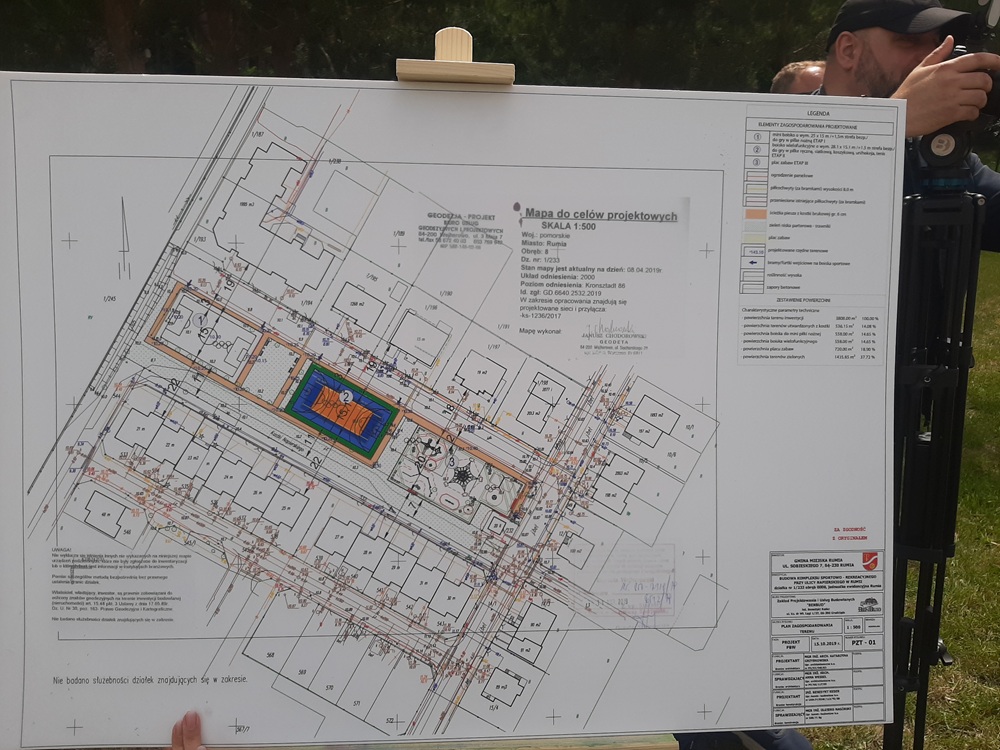 Plan zagospodarowania terenu kompleksu sportowo-rekreacyjnego przy ulicy Kostki-Napierskiego w Rumi — projekt boiska wielofunkcyjnego i placu zabaw