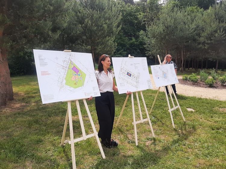Trzy plany projektowe nowych obiektów sportowych w Rumi prezentowane na sztalugach podczas konferencji prasowej