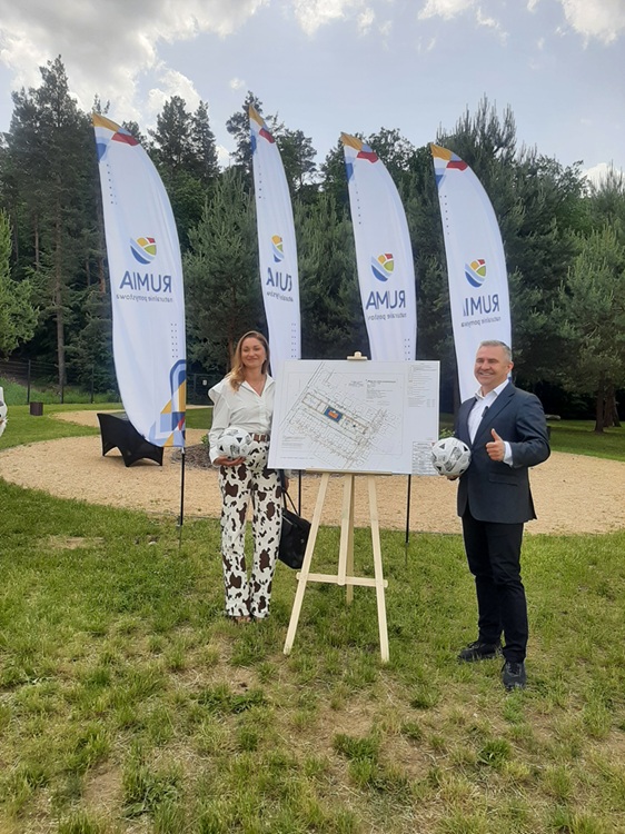 Przedstawicielka firmy wykonawczej i burmistrz Michał Pasieczny z kciukiem w górę przy planie inwestycji sportowej w Rumi