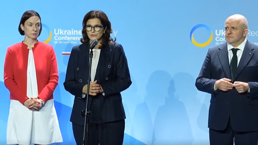 Konferencja prasowa Ukraine Recovery Conference 2026 w Gdańsku - przedstawiciele organizatorów przy mikrofonie na tle logotypu URC