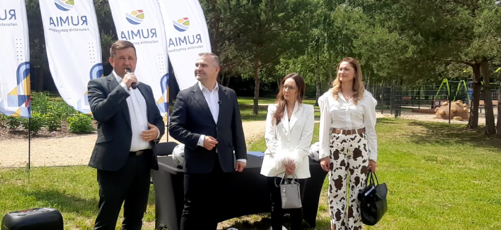 Wiceburmistrz Ariel Sinicki podczas konferencji prasowej przy ulicy Polnej w Rumi — prezentacja trzech nowych inwestycji sportowo-rekreacyjnych