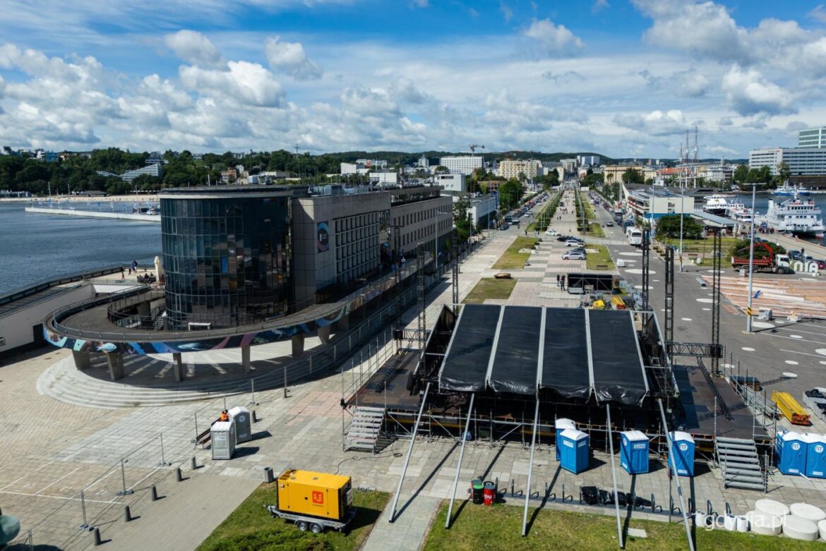 Budowa głównej sceny na Światowy Zjazd Kaszubów w Gdyni na Molo Południowym