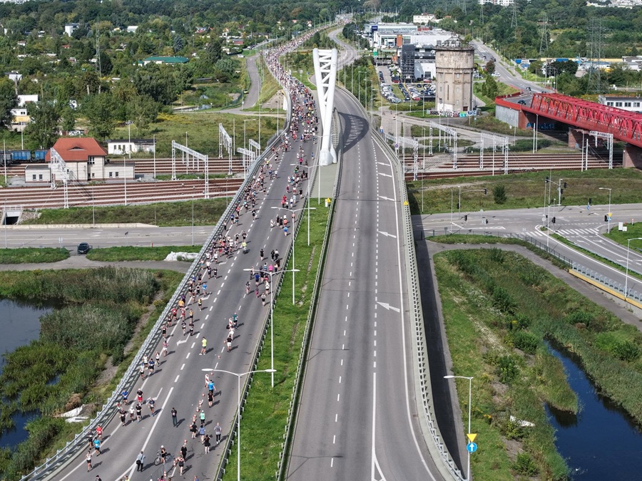 Bieg Westerplatte Gdańsk 2026 - biegacze na moście nad Martwą Wisłą z lotu ptaka